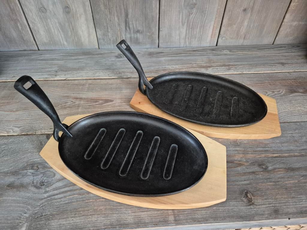 2 gietijzeren serveerschalen, Ophalen, Gietijzer, Koekenpan of Braadpan