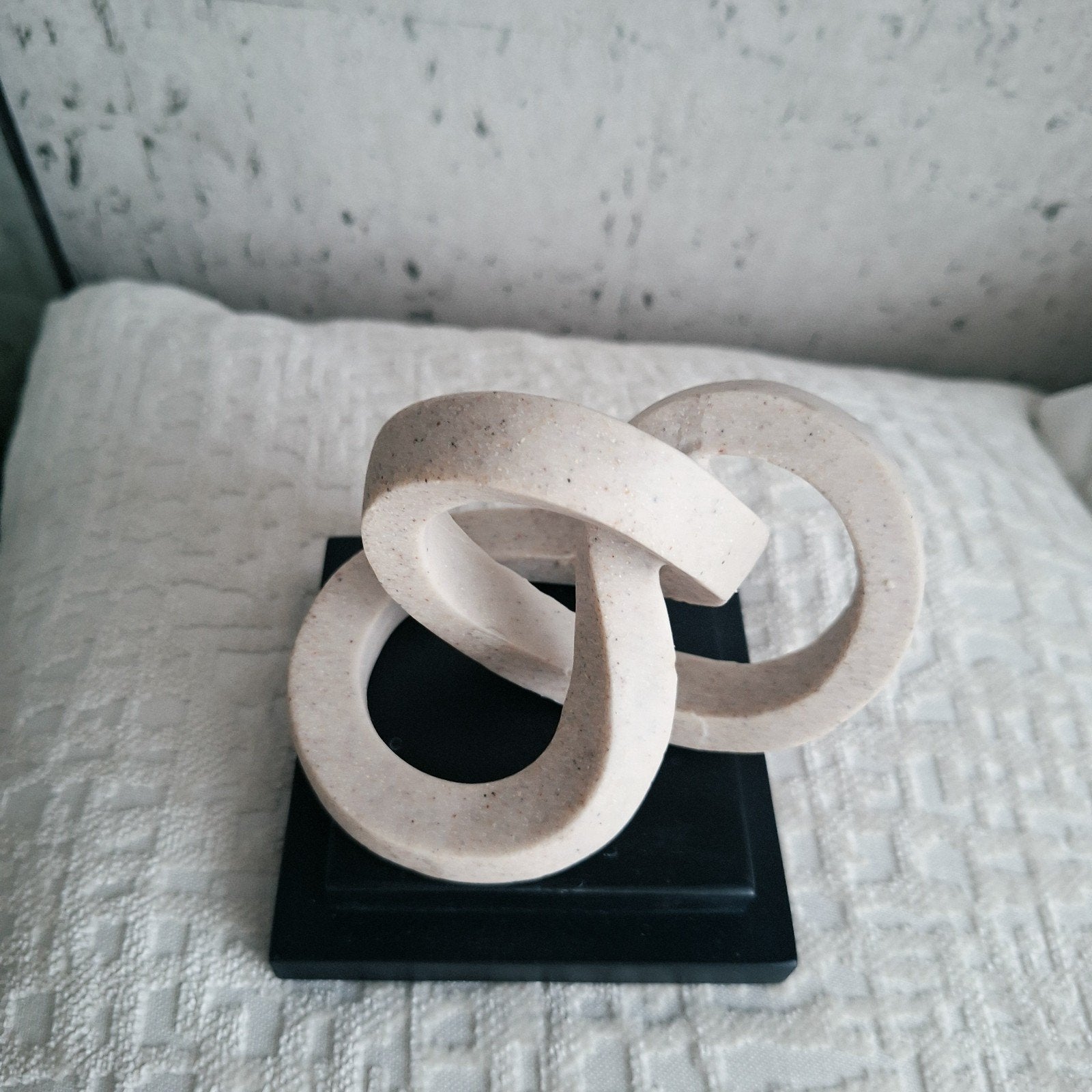 Beige krul ornament marmer look op zwarte voet, Nieuw, Ophalen of Verzenden, X, X
