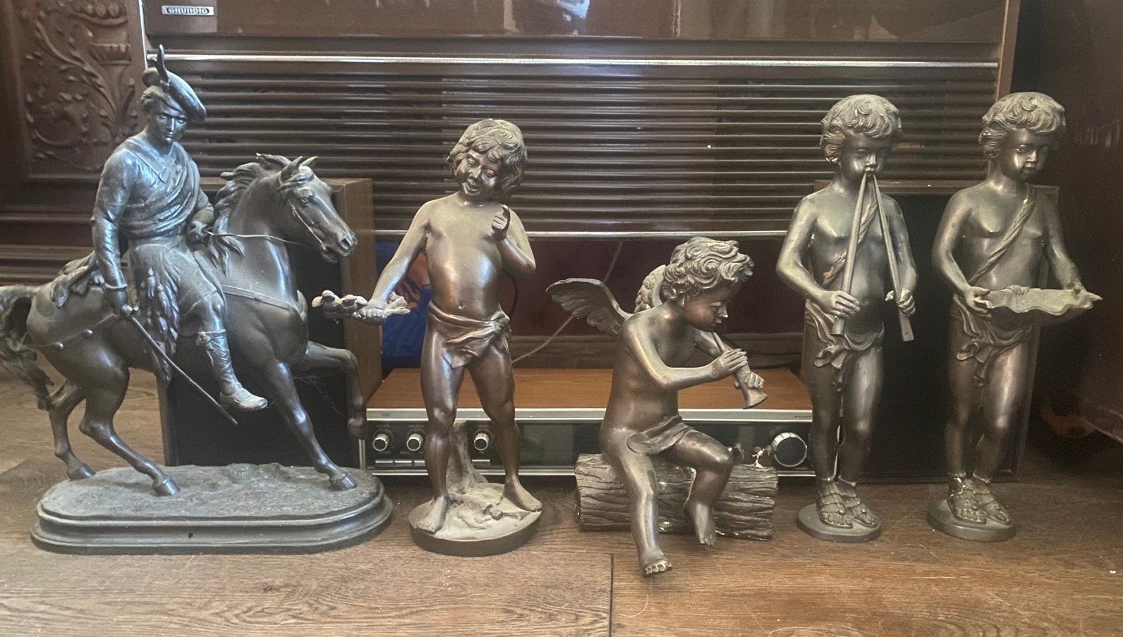 Antieke bronzen beelden: Cupido's en ruiter, Ophalen