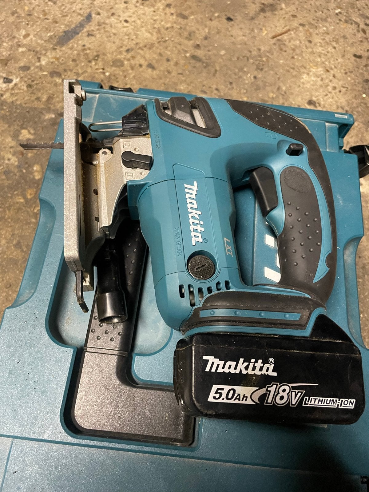 Makita Decoupeerzaag 18V met 5.0Ah accu en koffer, Ophalen, Decoupeerzaag, Zo goed als nieuw, 30 tot 70 mm