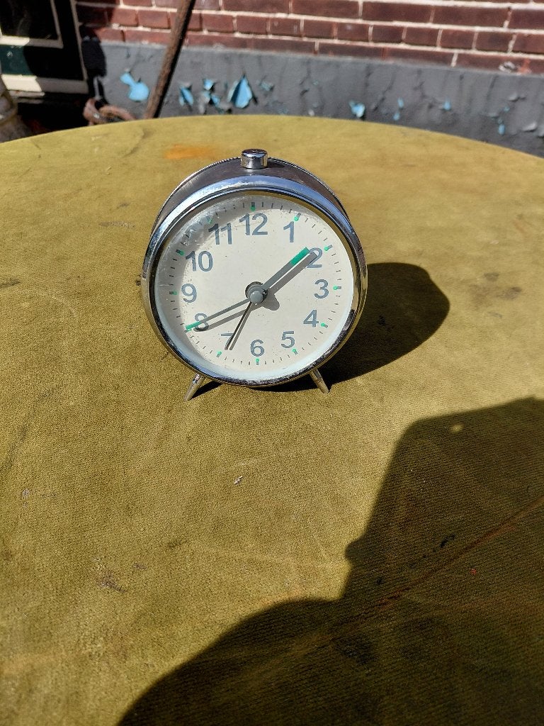 Vintage mechanische wekker, grijs met chroom, Antiek en Kunst, Antiek | Klokken, Verzenden