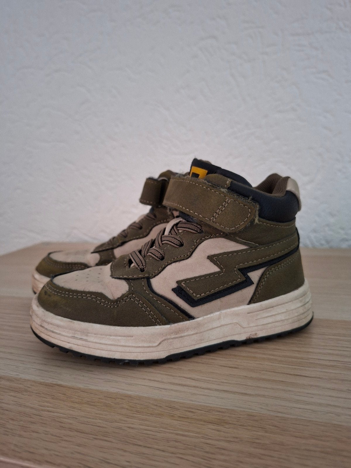Stoere kinder sneakers - maat 26, Kinderen en Baby's, Kinderkleding | Schoenen en Sokken, Gebruikt, Jongen of Meisje, Schoenen