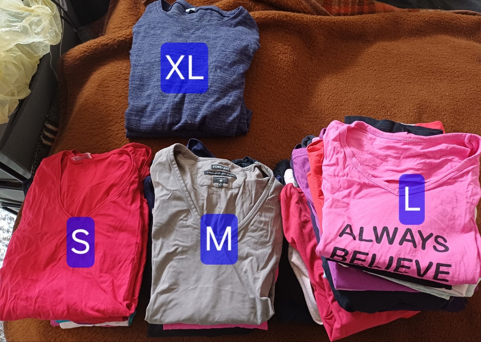 +/- 50 stuks; shirts + extra's. (Per stapel of alles samen.), Ophalen, Zo goed als nieuw