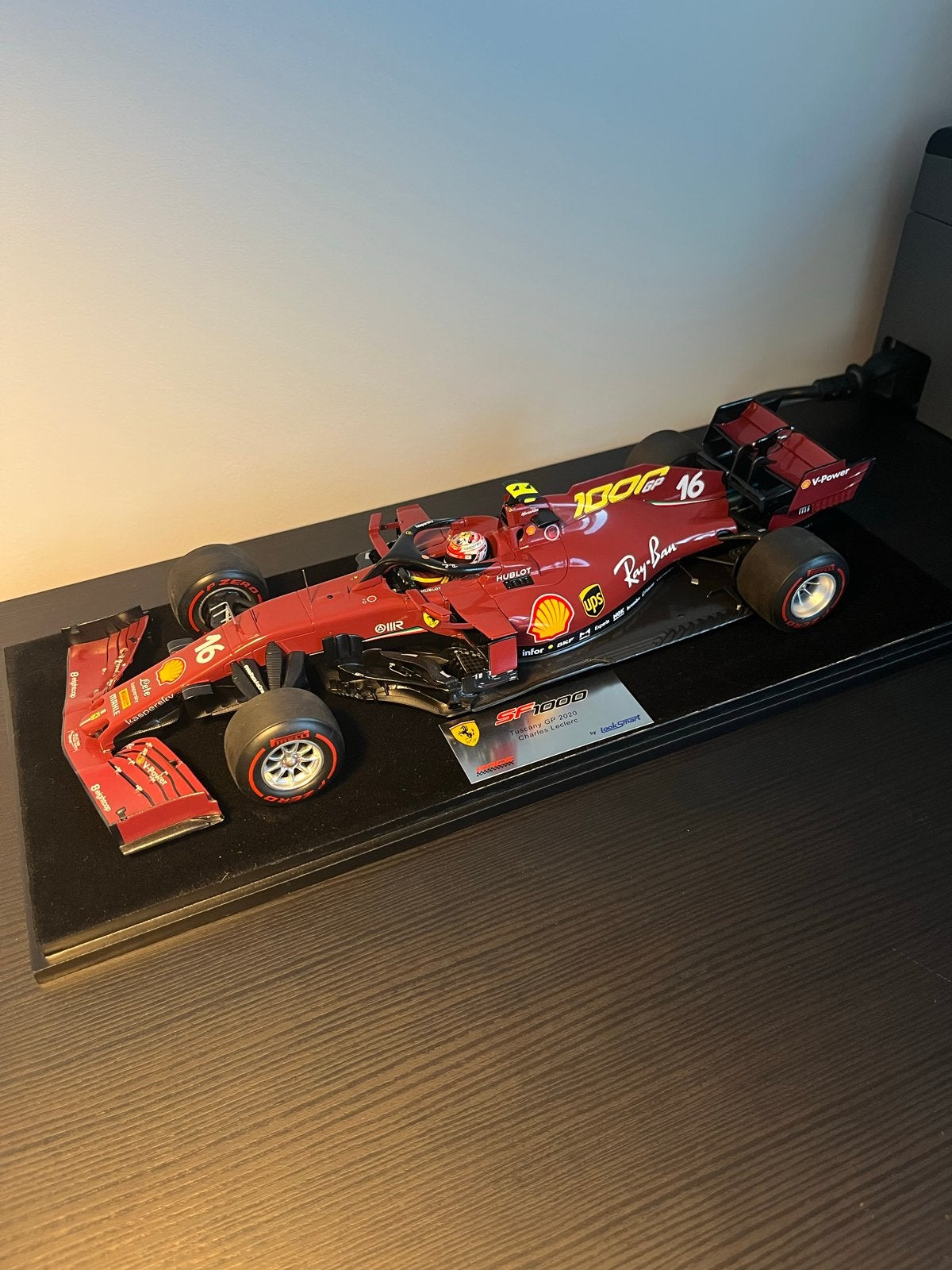 Looksmart Ferrari SF1000 Charles Leclerc Tuscany GP 2020 1:1, Ophalen of Verzenden, Zo goed als nieuw, Auto, Overige merken