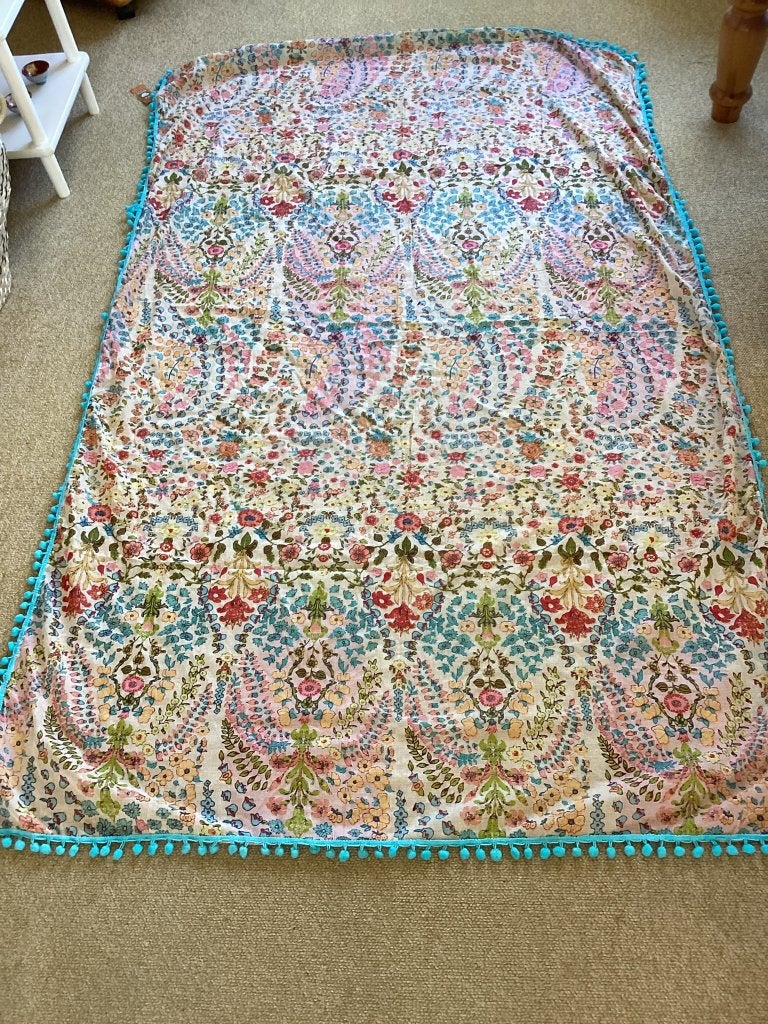 Nieuwe sjaal / pareo gebloemd met kleine pompoms katoen, Maat 38/40 (M), Silkroute, Nieuw, Ophalen of Verzenden