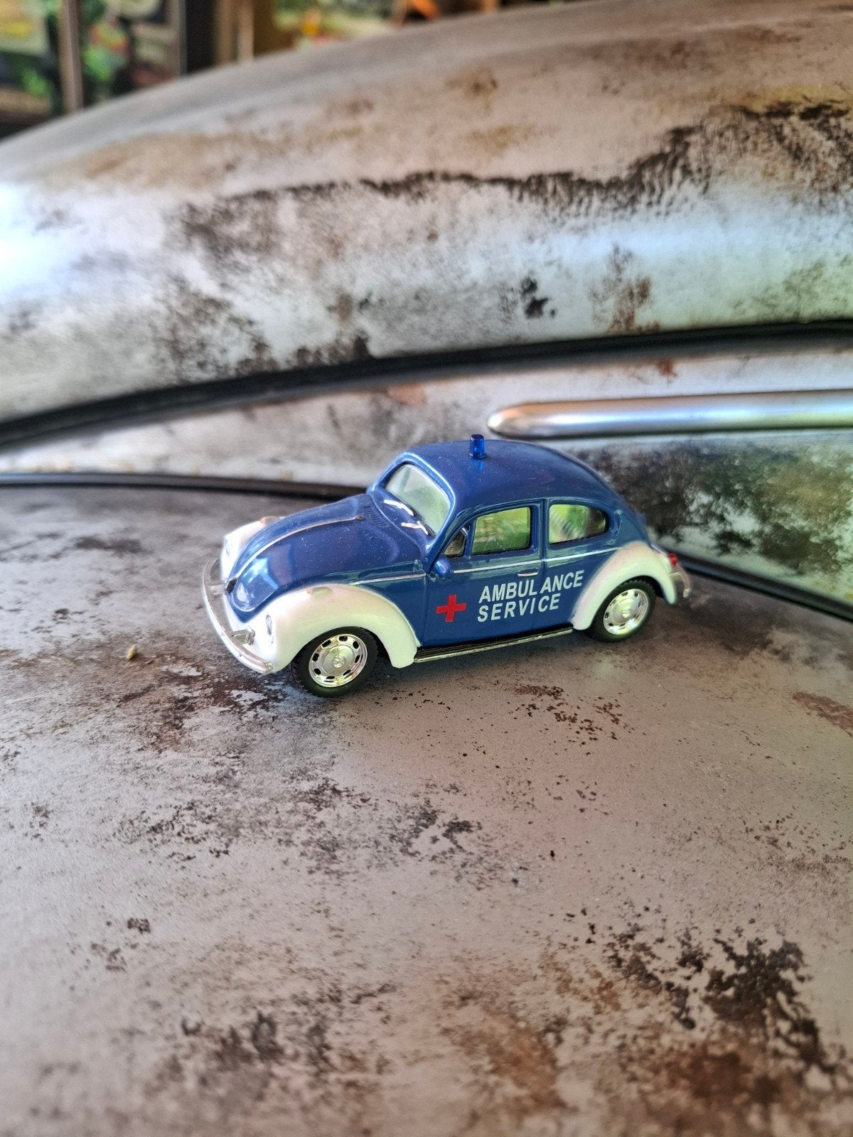 Vintage Volkswagen Kever Ambulance Service modelauto, Hobby en Vrije tijd, Ophalen of Verzenden, Gebruikt, Auto, Overige merken