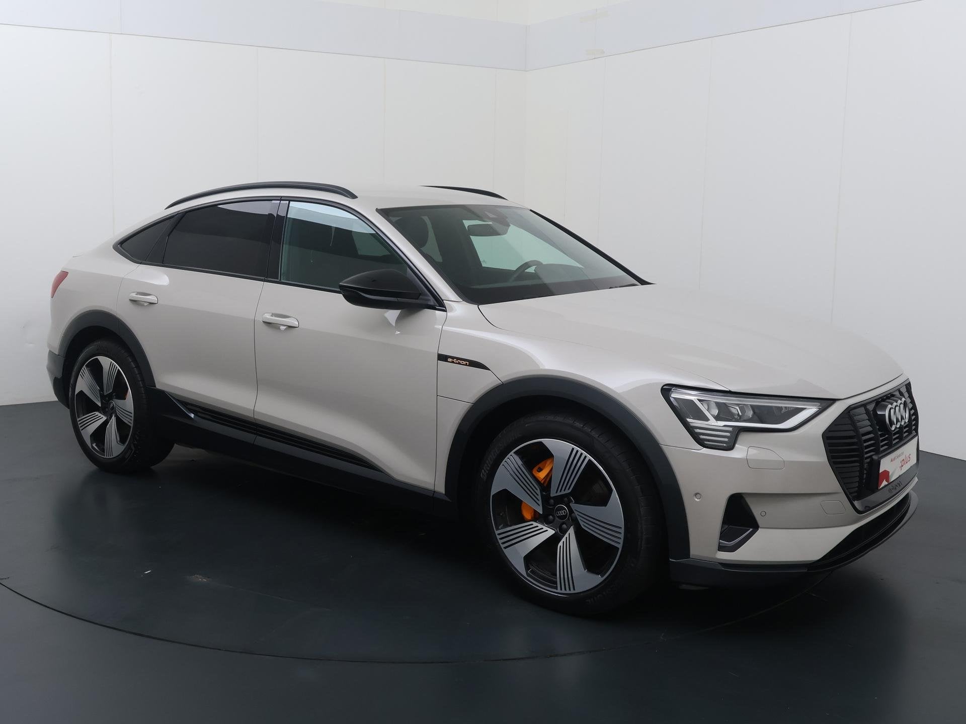 Audi e-tron Sportback 55 quattro Advanced edition 95 kWh | 4, Auto's, Stof, 95 kWh, Met garantie (alle), Geel