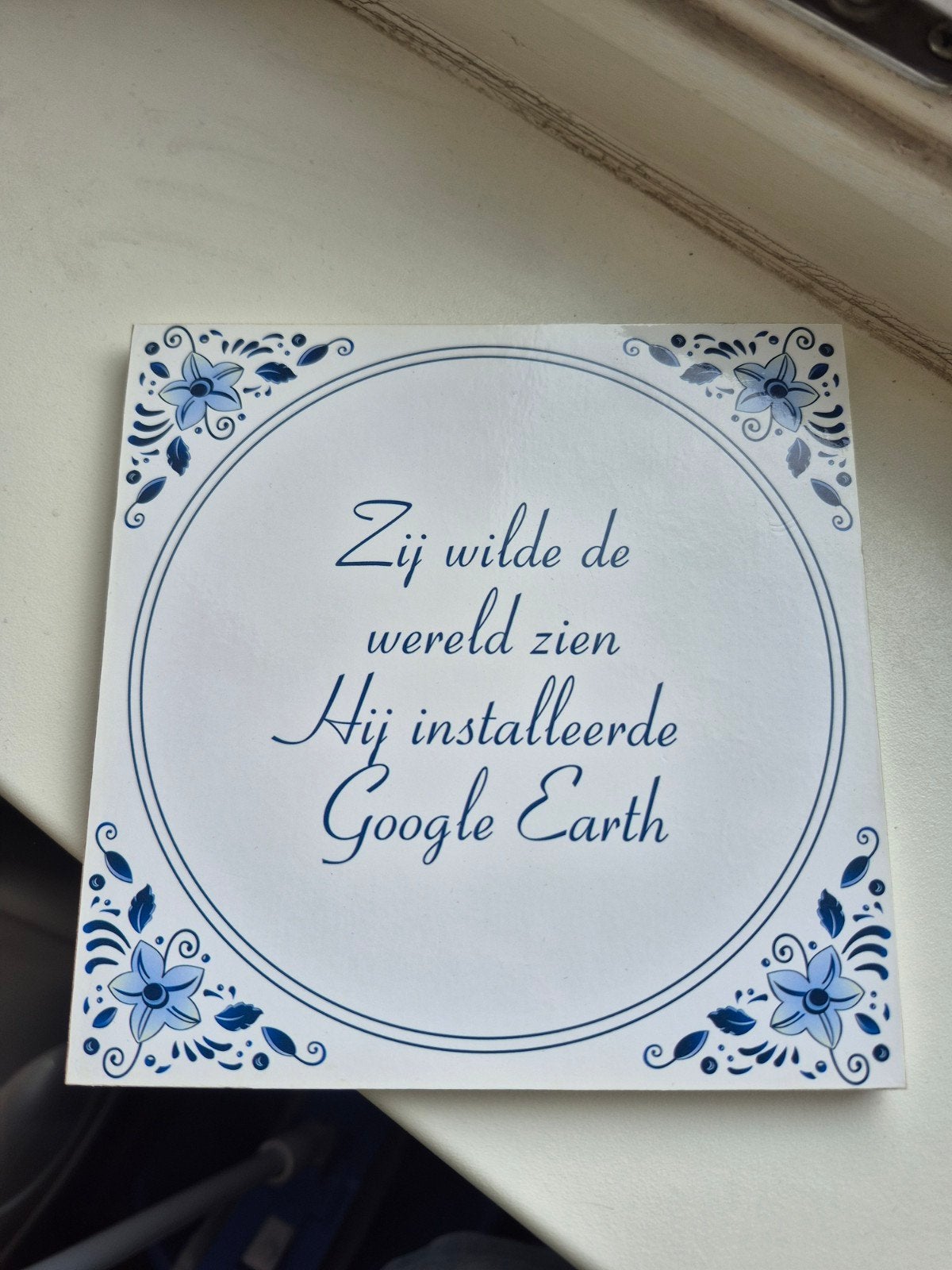 Spreuk tegel zij wilde de wereld zien hij installeerde, Ophalen of Verzenden