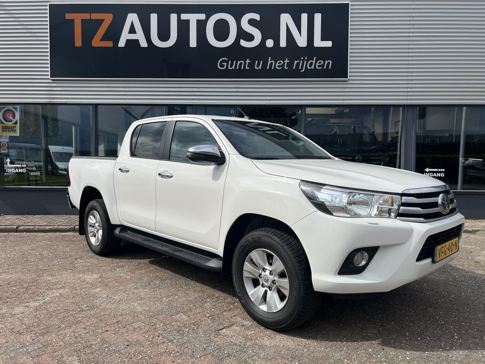 Toyota Hilux 2.4 D-4D-F Double Cab 5 persoons/Geel Kenteken, Automaat, Start-stop-systeem, Stof, 4 cilinders