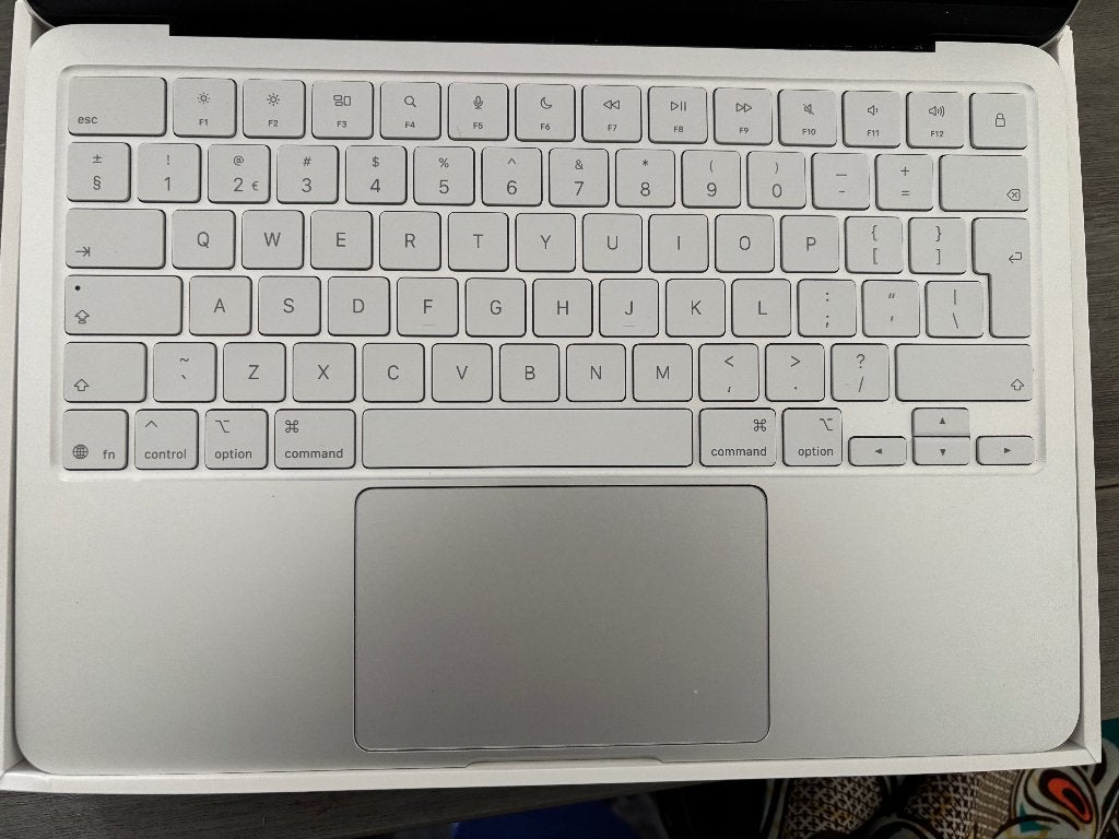 Foto 3 van macbook Neo 256/8gb silver nieuwstaat aankoopbon