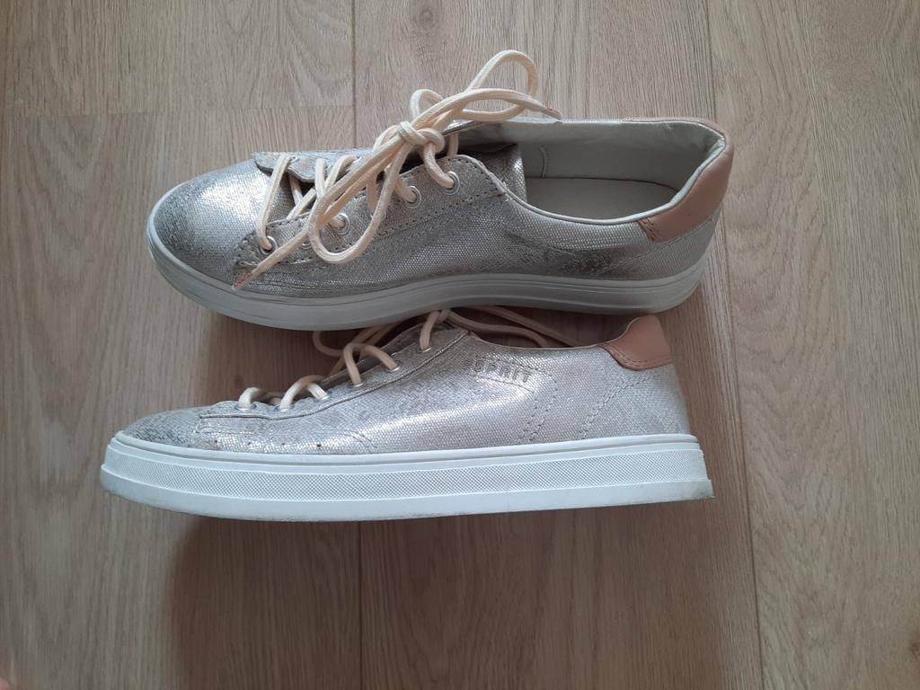 ESPRIT metallic leren sneakers maat 38, Kleding | Dames, Schoenen, Beige, Ophalen of Verzenden, Sneakers of Gympen, Gedragen