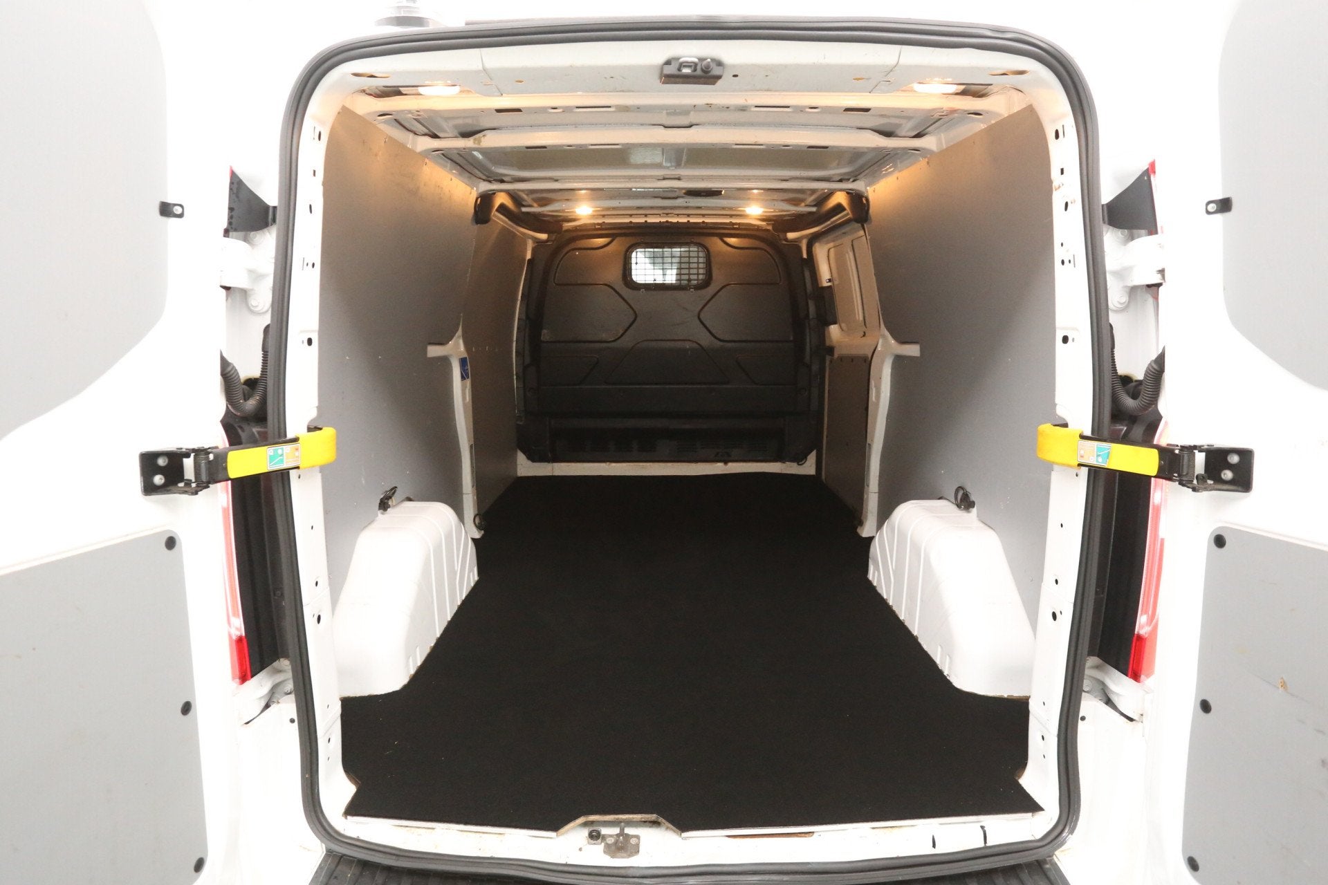 Foto 3 van Ford Transit Custom 2.0 TDCI L2H1 170PK | 2800KG Trekgew. |