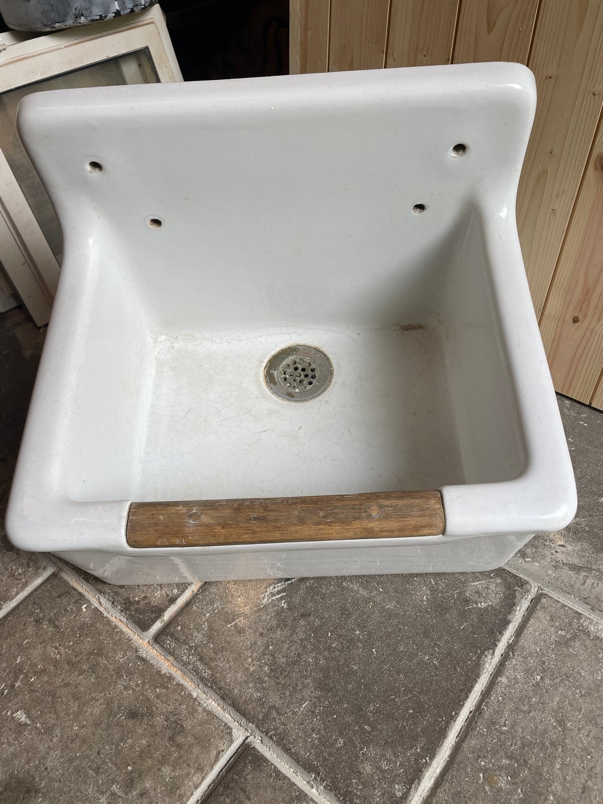 Vintage Witte Keramische Wastafel met Houten Stang, Ophalen, Gebruikt, Steen, Wastafel