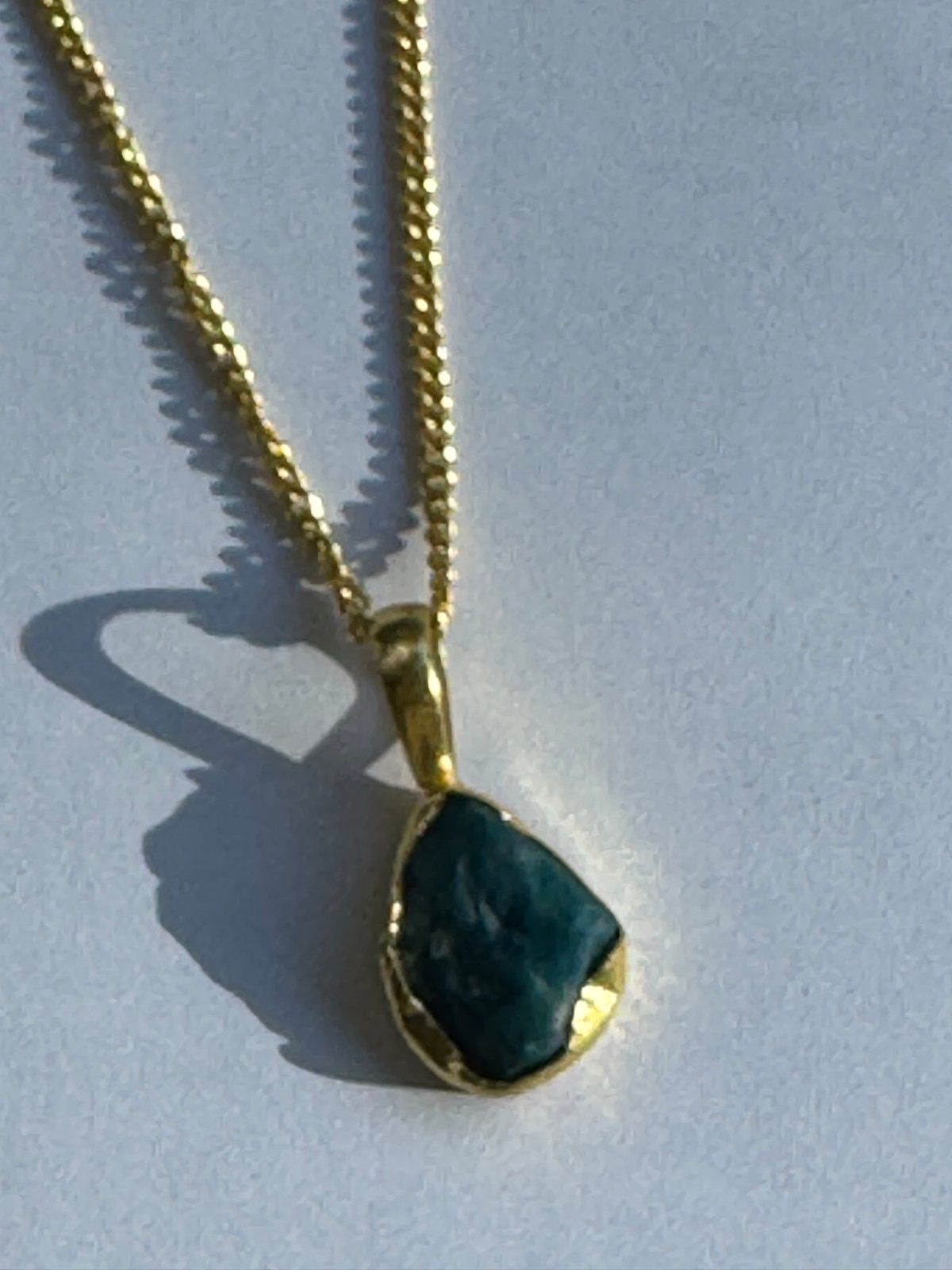 Goudkleurige ketting met Apatiet natuursteen hanger, Overige materialen, Onbekend, Ophalen of Verzenden, Zo goed als nieuw