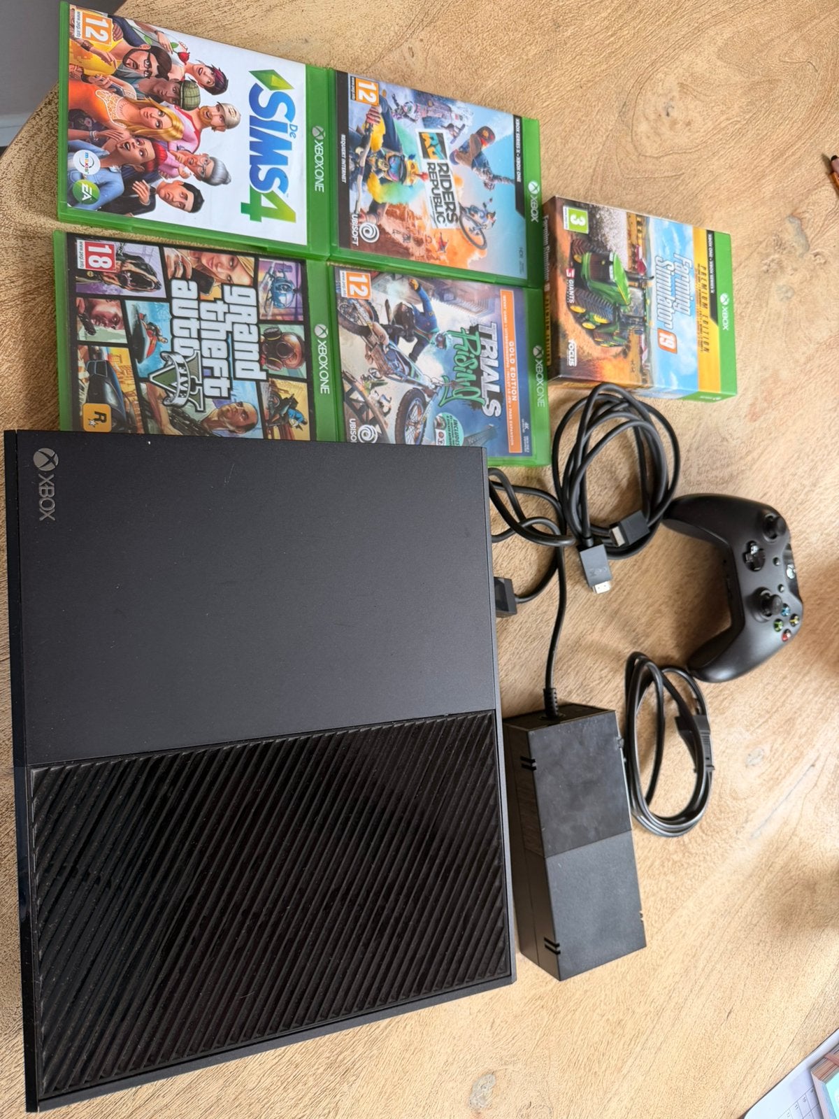 XBox One inclusief 5 spellen, Ophalen, Xbox One, Zo goed als nieuw, Met 1 controller