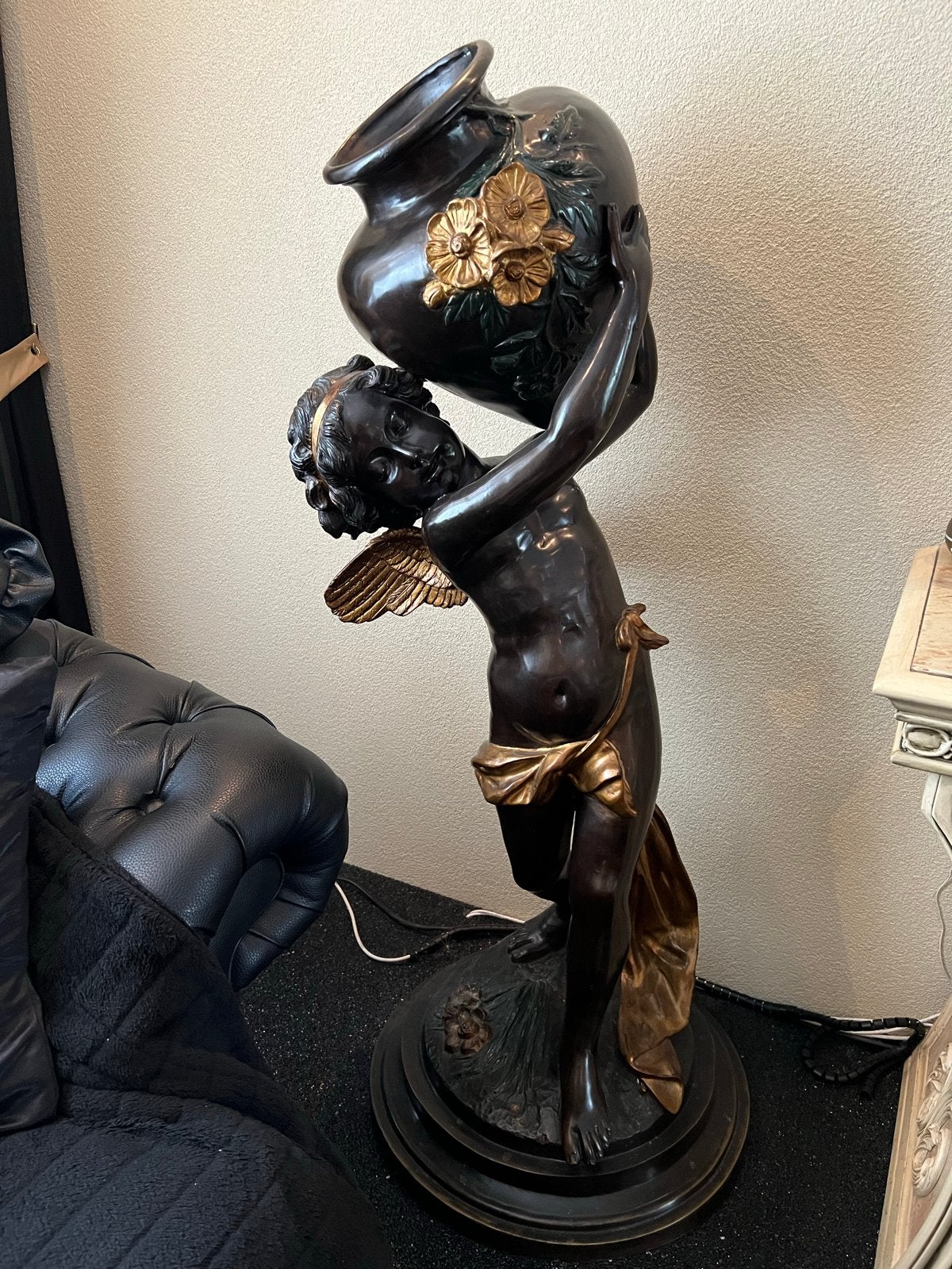 Grote bronzen sculptuur van Cupido met vaas, gesigneerd, Ophalen, Overige onderwerpen, 50 - 100 cm, Brons