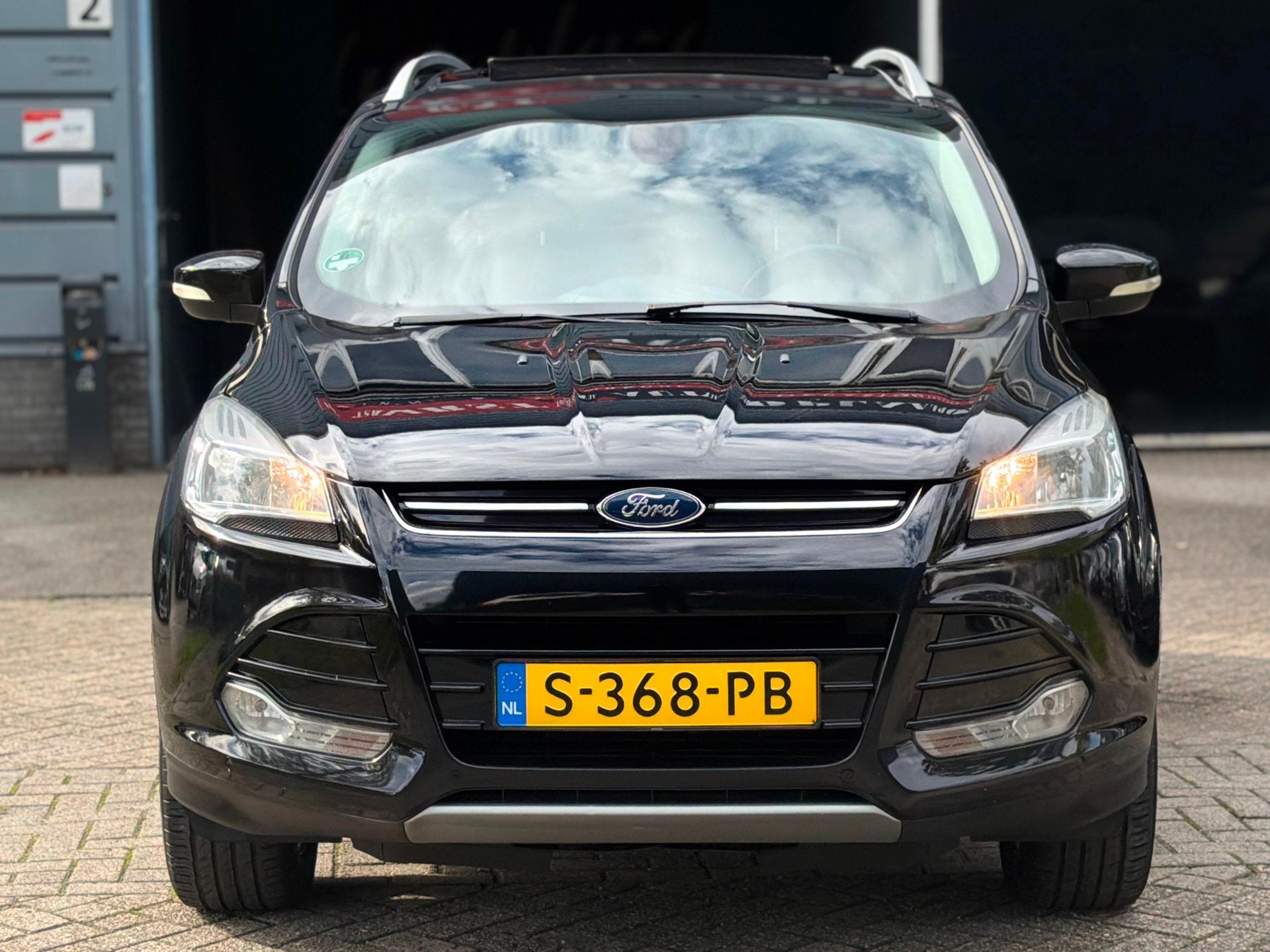 Ford Kuga 1.5 Titanium PANO/NAVI/KEYLESS-GO/LEDER/CRUISE | K, Dealer onderhouden, 4 cilinders, Leder en Stof, Zwart