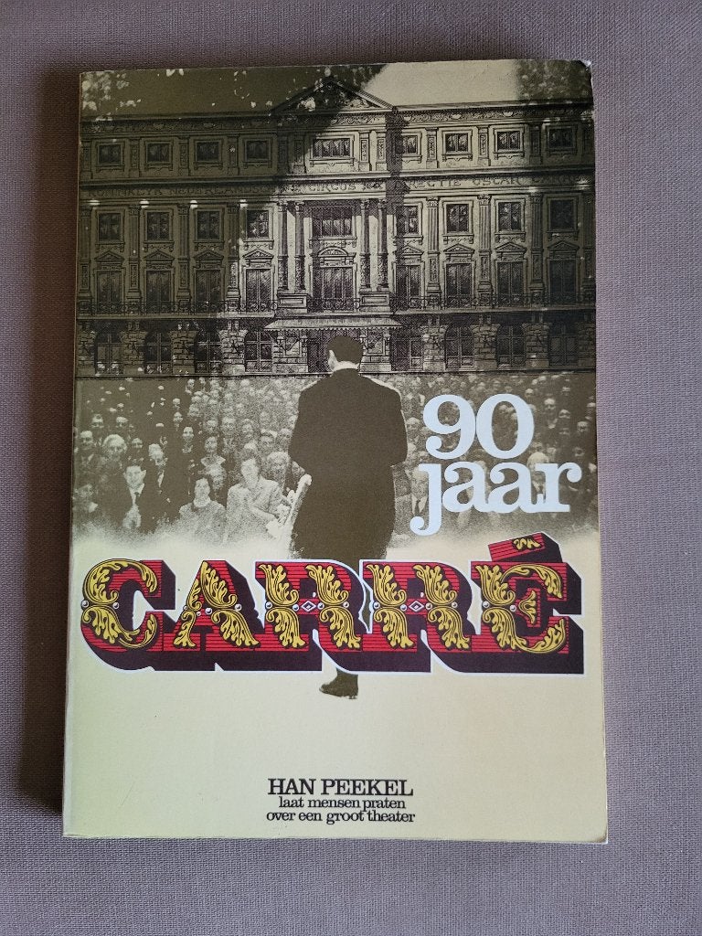 90 Jaar Carré - Han Peekel - Softcover 1977, Gelezen, Ophalen of Verzenden, Han Peekel, Overige onderwerpen