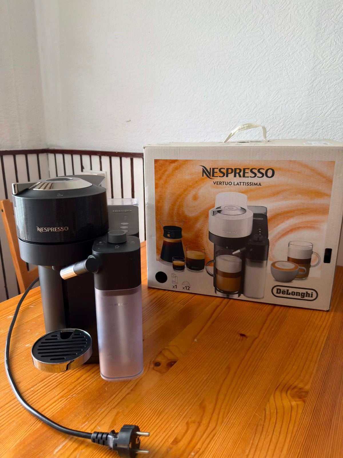 Nespresso Vertuo Lattissima - Zo goed als nieuw, Witgoed en Apparatuur, Koffiezetapparaten, Ophalen, Zo goed als nieuw, Koffiemachine