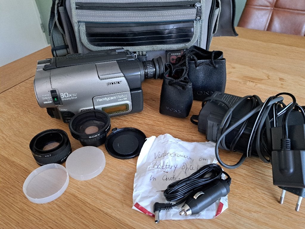 Oude sony handycam Vision met toebehoren, Ophalen, Gebruikt, 20x of meer, Overige soorten