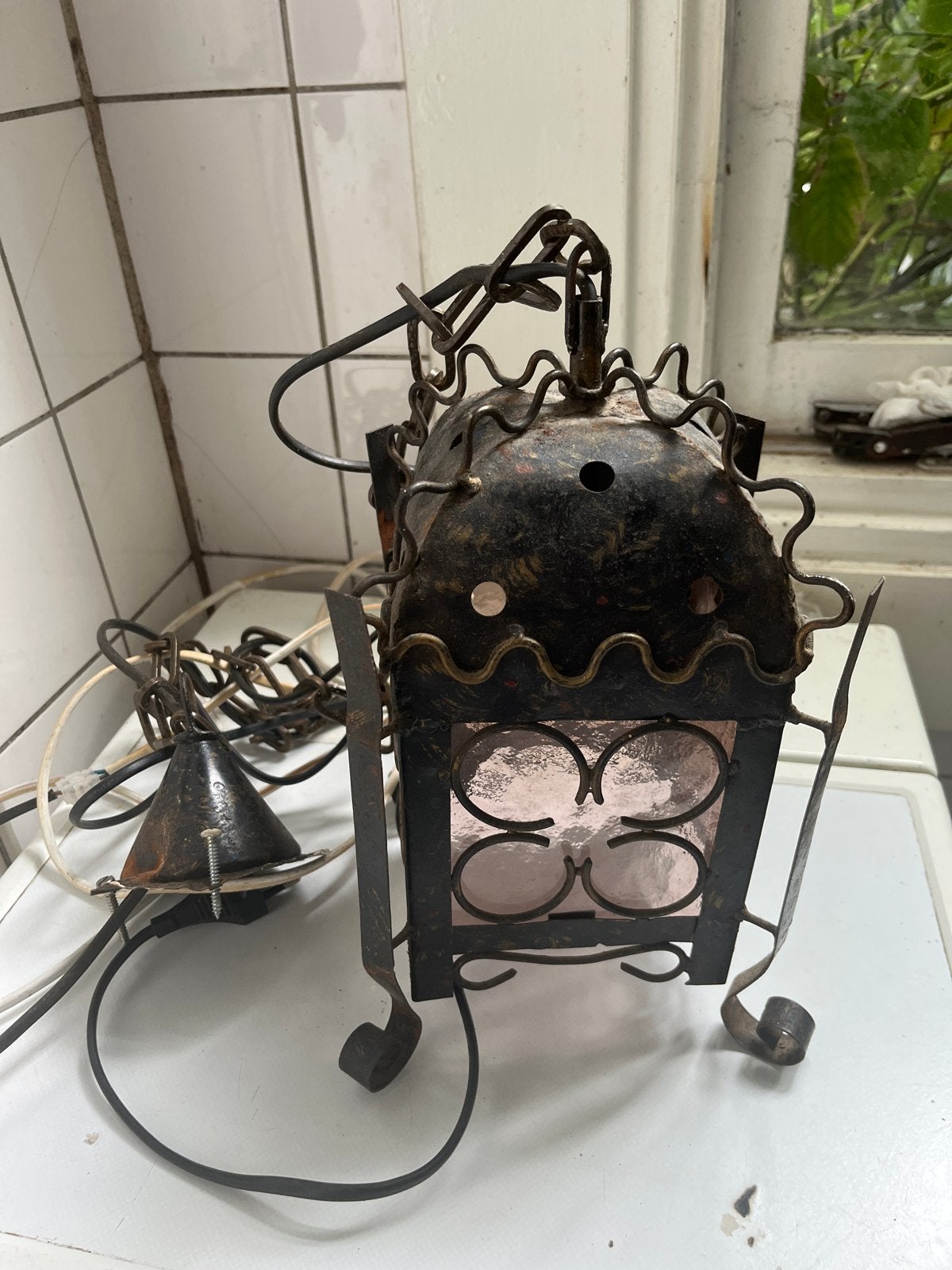 Antieke smeedijzeren hanglamp met gekleurd glas, Antiek en Kunst, Antiek | Lampen, Ophalen of Verzenden