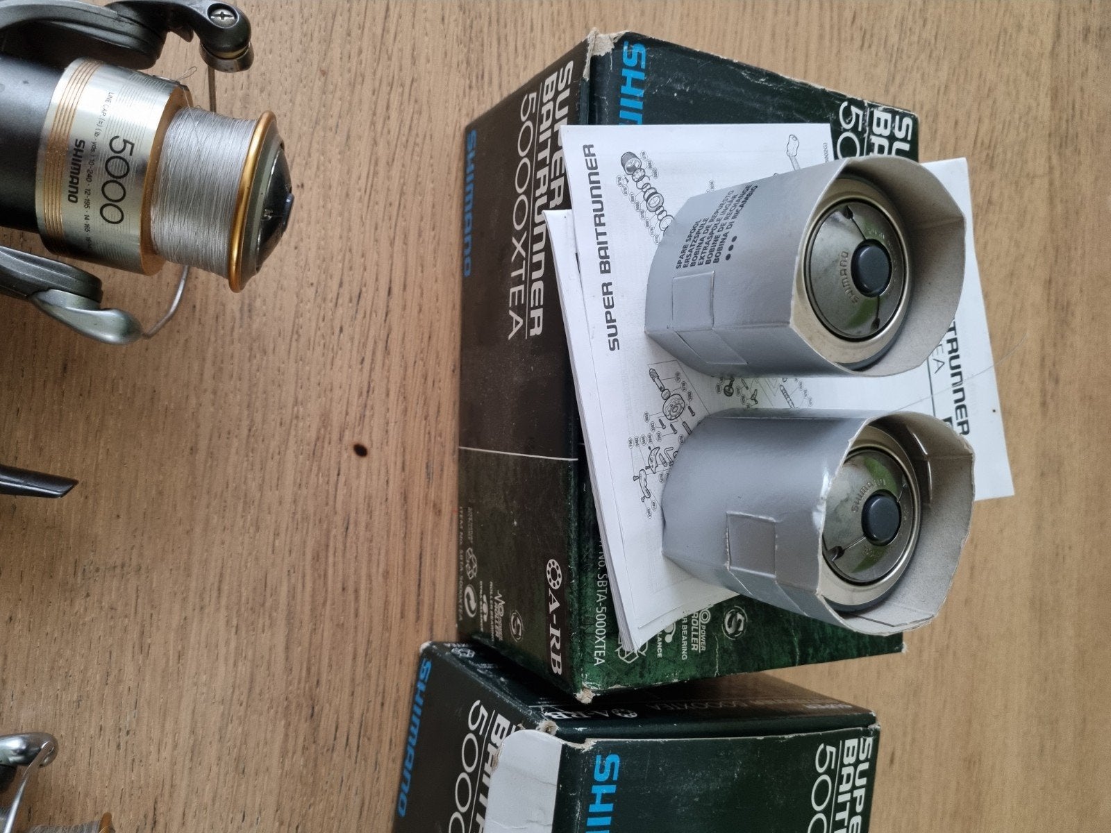 2x Shimano Super Baitrunner 5000XTEA Molens, Ophalen of Verzenden, Zo goed als nieuw, Molen