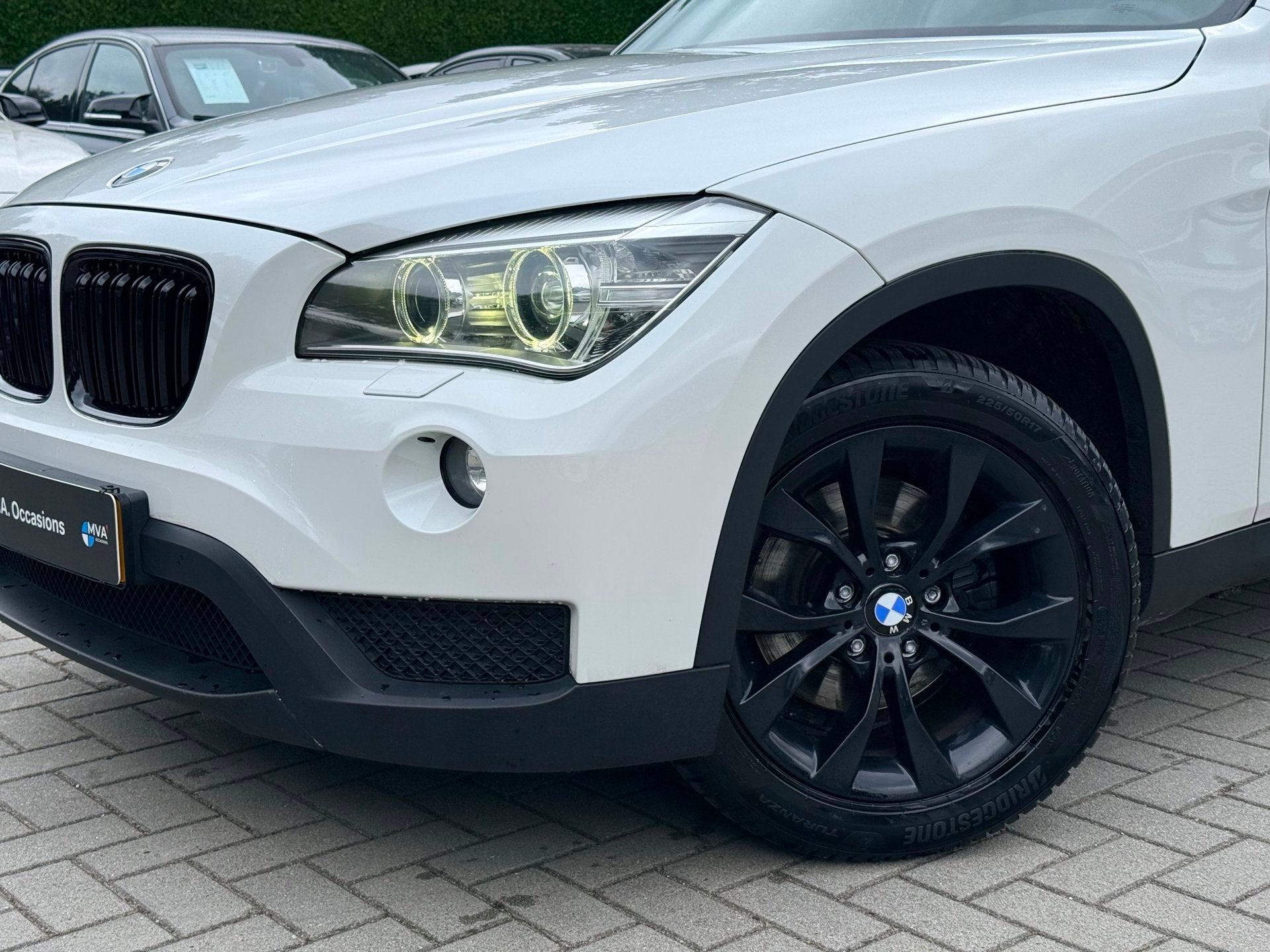 BMW X1 SDrive20i Upgrade Edition Sport|Nieuwe Ketting|Panora, Auto's, Euro 5, Zwart, 4 cilinders, Wit