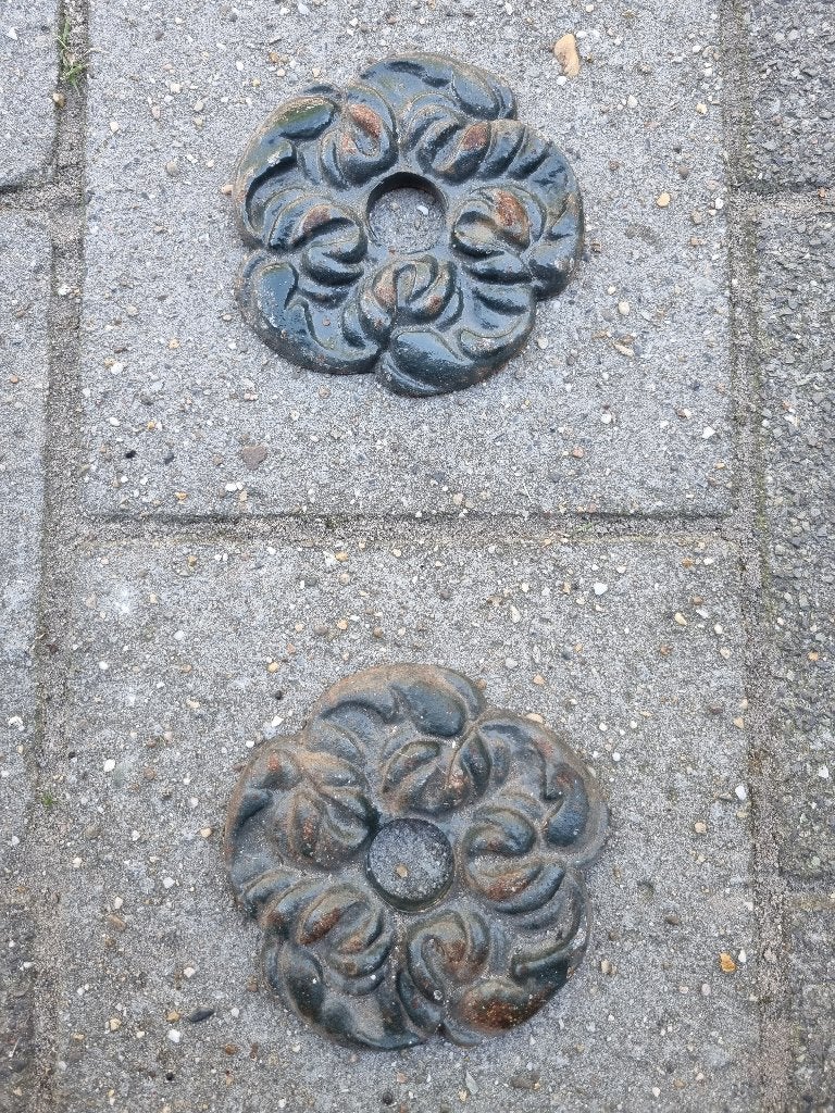 Oude gietijzeren rozetten voor muurankers of decoratie, Antiek en Kunst, Ophalen