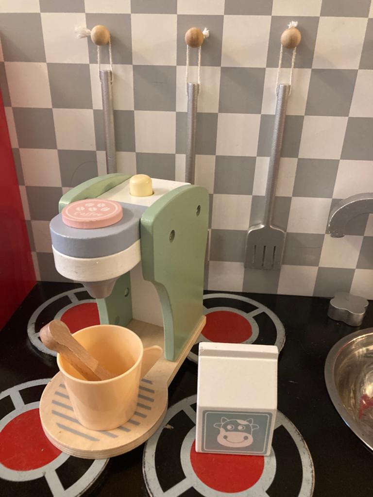 Houten speelgoed koffiezetapparaat met accessoires, Kinderen en Baby's, Speelgoed | Houten speelgoed, Ophalen, Zo goed als nieuw