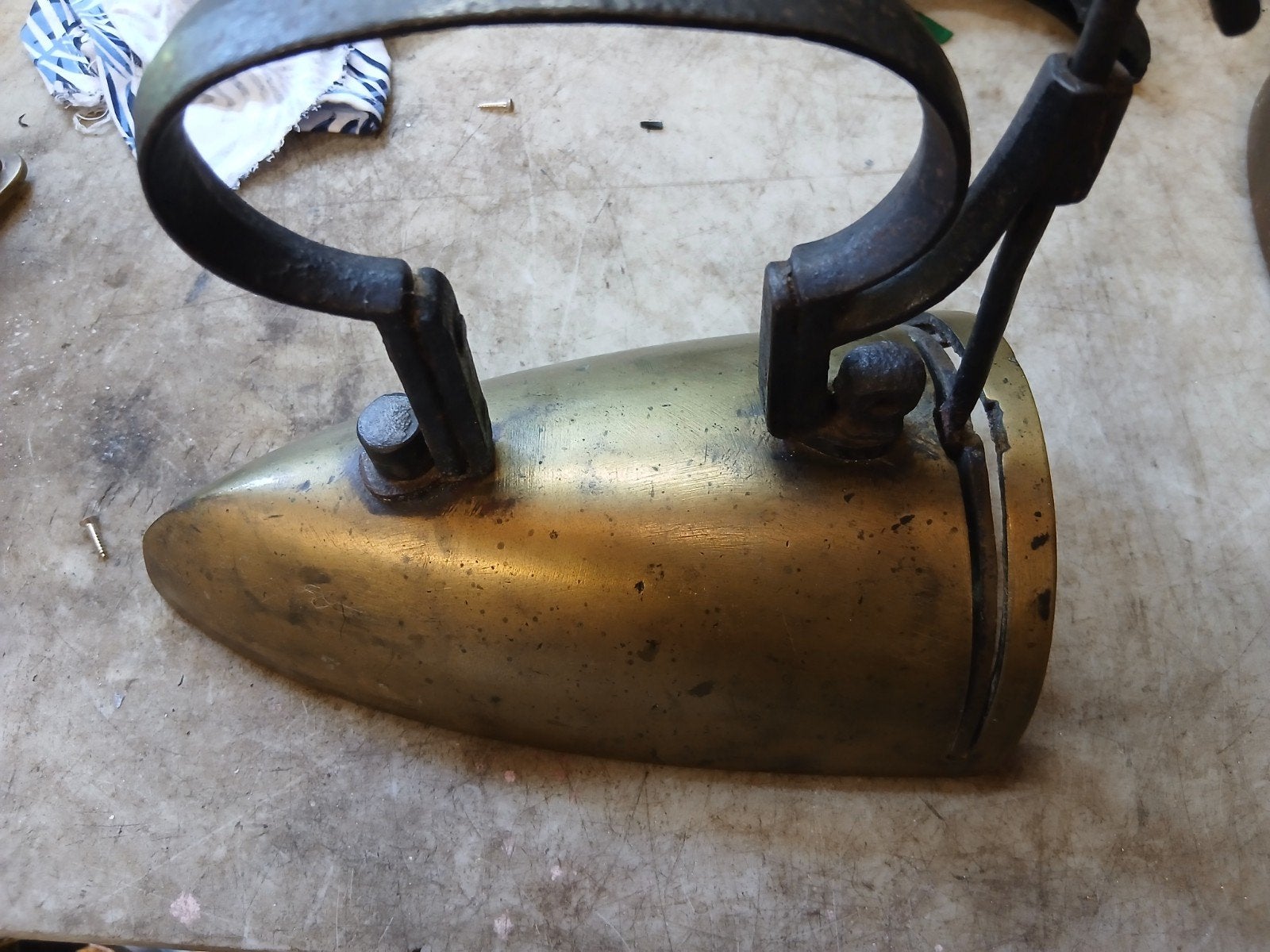 Antiek messing strijkijzer met houten handvat, Ophalen of Verzenden
