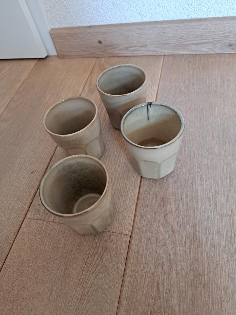 4 splinternieuwe Xenos bekers/koffiekopjes - beige, Nieuw, Ophalen of Verzenden, Overige stijlen, Kop(pen) en/of Schotel(s)