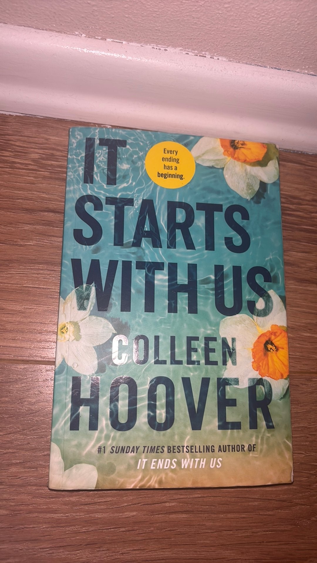 It starts with us - Engelse editie, Ophalen of Verzenden, Zo goed als nieuw