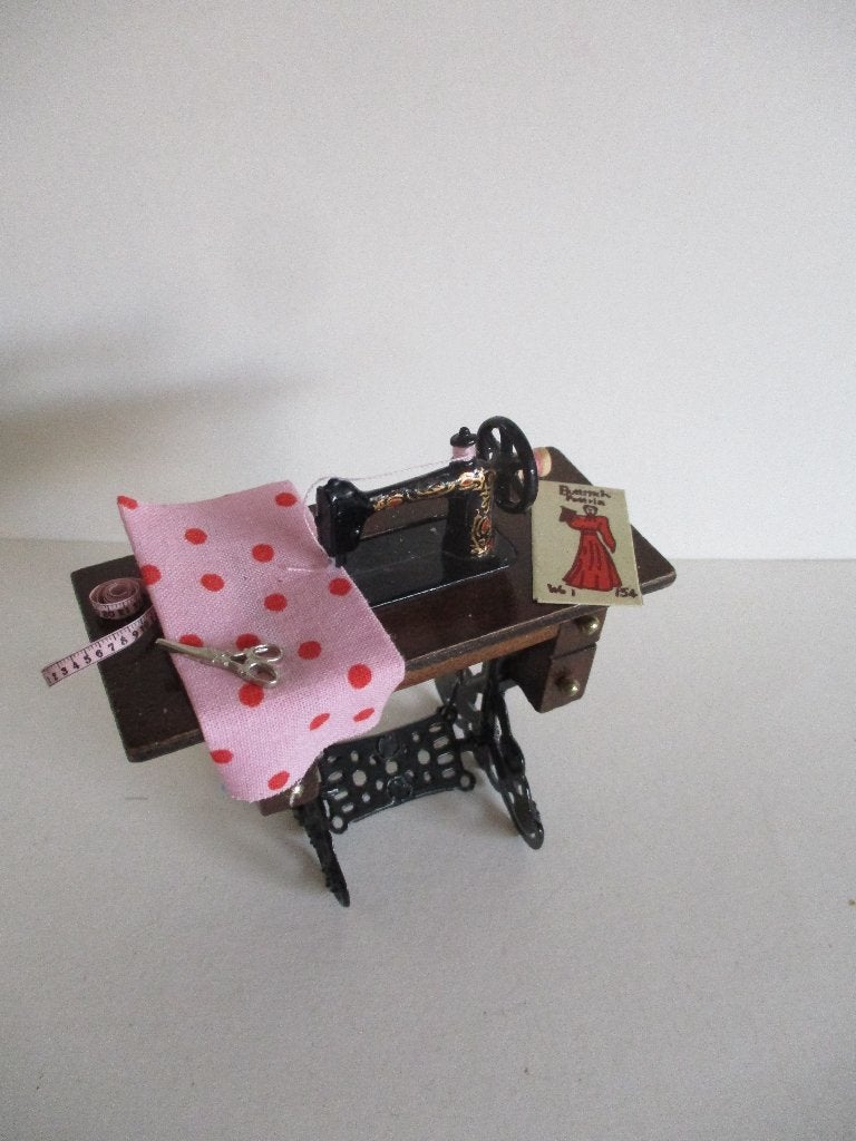 poppenhuis trapnaaimachine met acc. zitten vast, Ophalen of Verzenden, Zo goed als nieuw, Decoratie