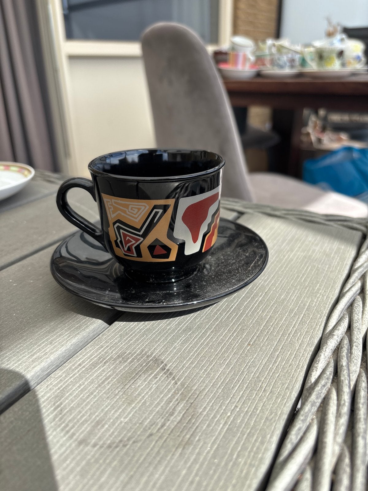 Zwart kopje met schotel, modern design, Gebruikt, Keramiek, Ophalen of Verzenden, Modern
