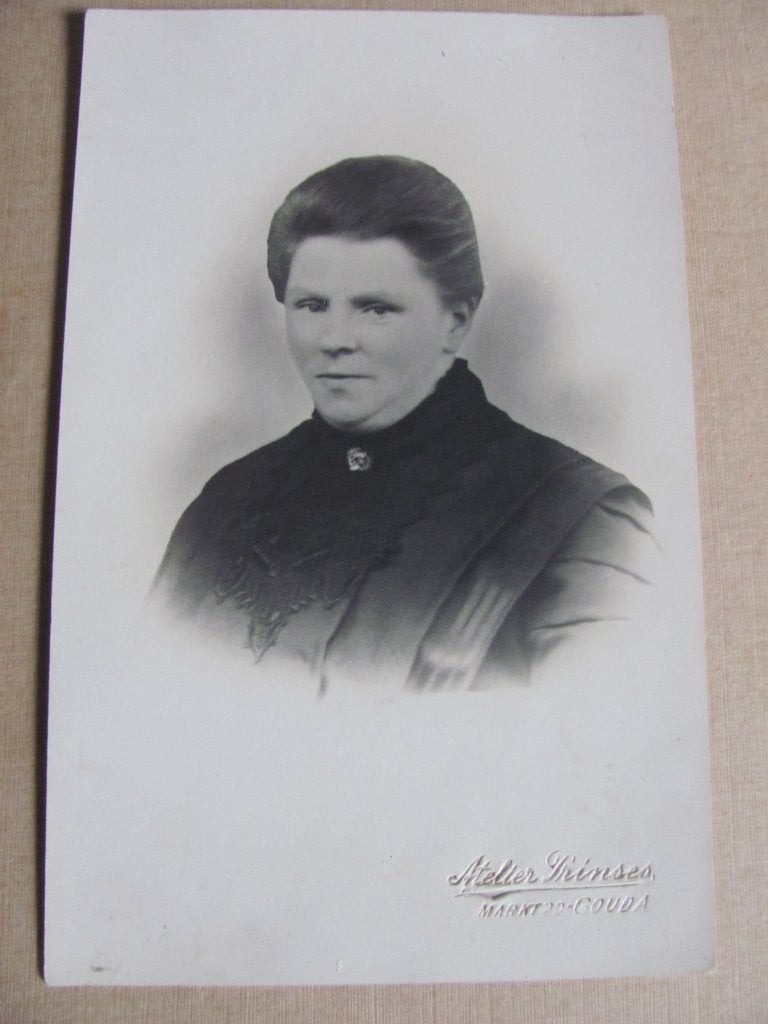 Gouda, Atelier Prinses ca 1900 Markt 90, Verzamelen, Foto's en Prenten, Ophalen of Verzenden, Voor 1940, Zo goed als nieuw, Overige onderwerpen