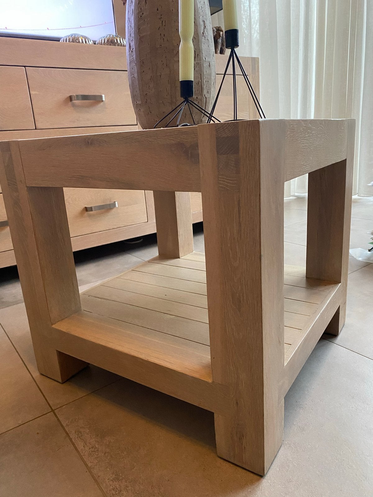 Massief houten bijzettafel met opbergplank, Huis en Inrichting, Tafels | Bijzettafels, Vierkant, 55 tot 75 cm, Zo goed als nieuw
