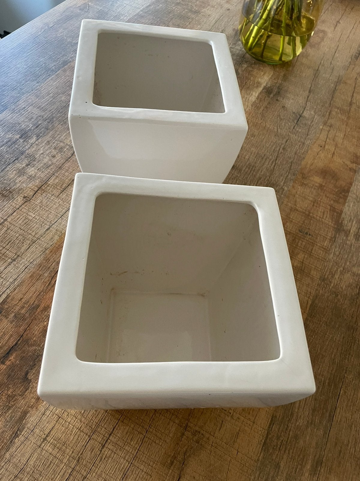 Twee witte glanzende bloempotten voor binnen planten, Vierkant, Binnen, Ophalen of Verzenden, Zo goed als nieuw