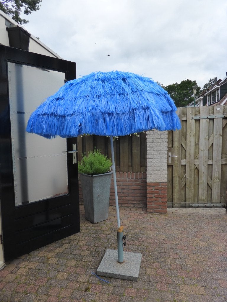 Vrolijke blauwe parasol voor tuinfeest of strand, Ophalen, Zo goed als nieuw, 1 tot 2 meter, Stokparasol