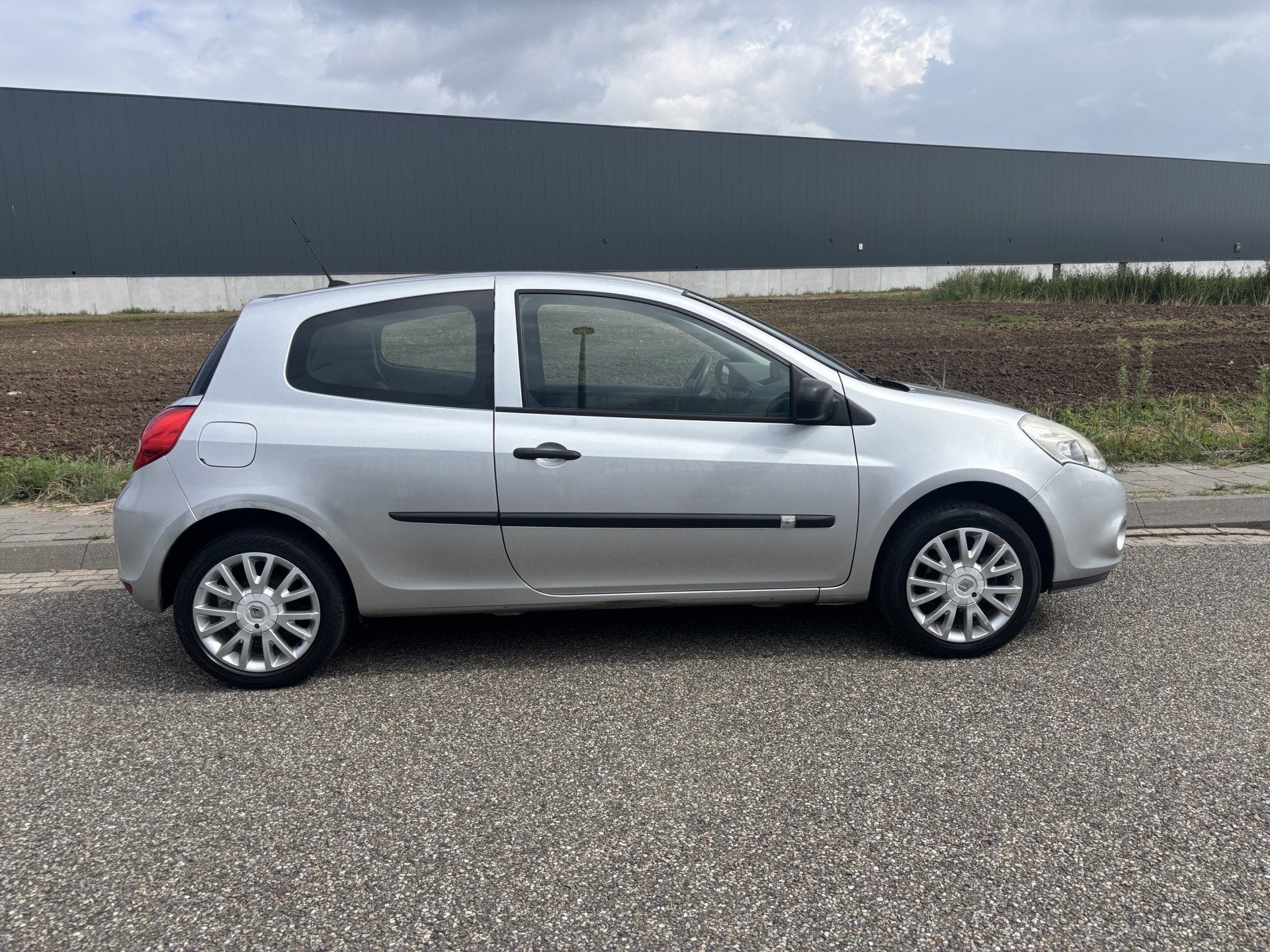 Renault Clio 1.2 Special Line Navigatie, Parrot Carkit, Gebruikt, Zwart, 4 cilinders, 1055 kg