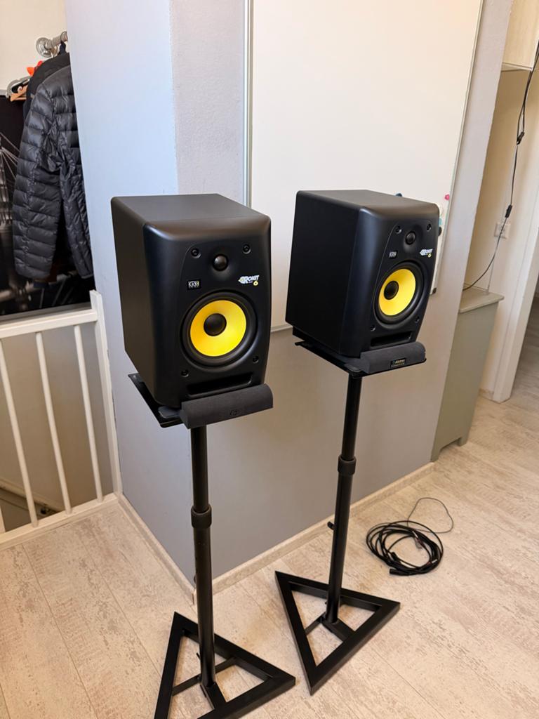 2x KRK Rokit 6 RPG2 Studiomonitoren met statieven en scarlet