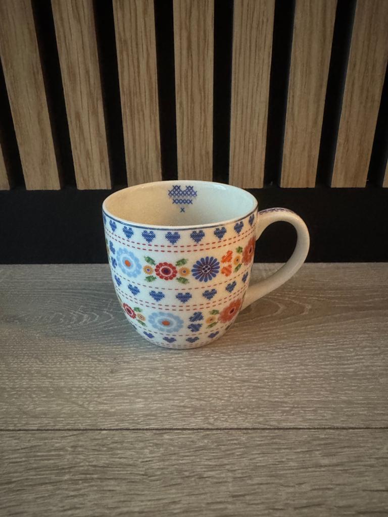Mooie theemok Yvon Jaspers kakelbont servies!, Huis en Inrichting, Ophalen of Verzenden, Overige stijlen, Kop(pen) en/of Schotel(s)