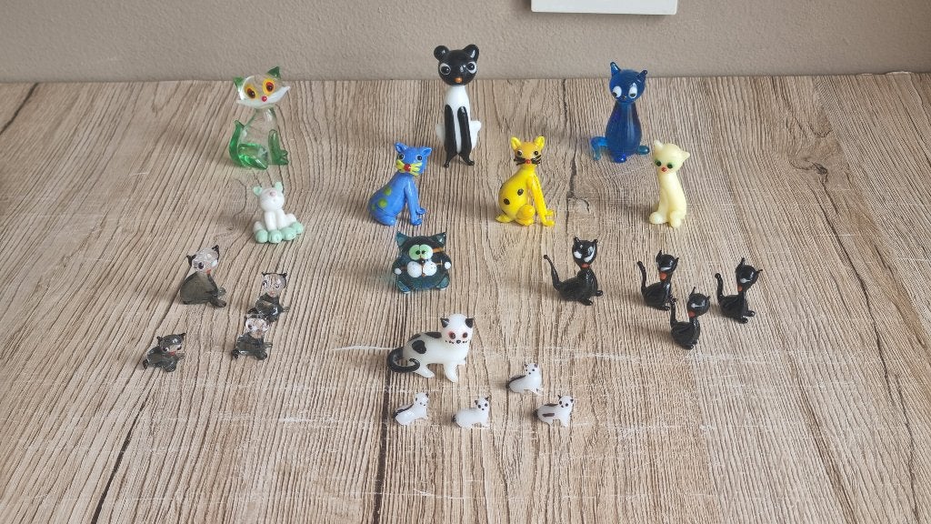 21 Mooie Vintage Katten Poesjes Beeldjes van Glas Multicolor, Verzenden, Gebruikt, Hond of Kat, Beeldje of Figuurtje