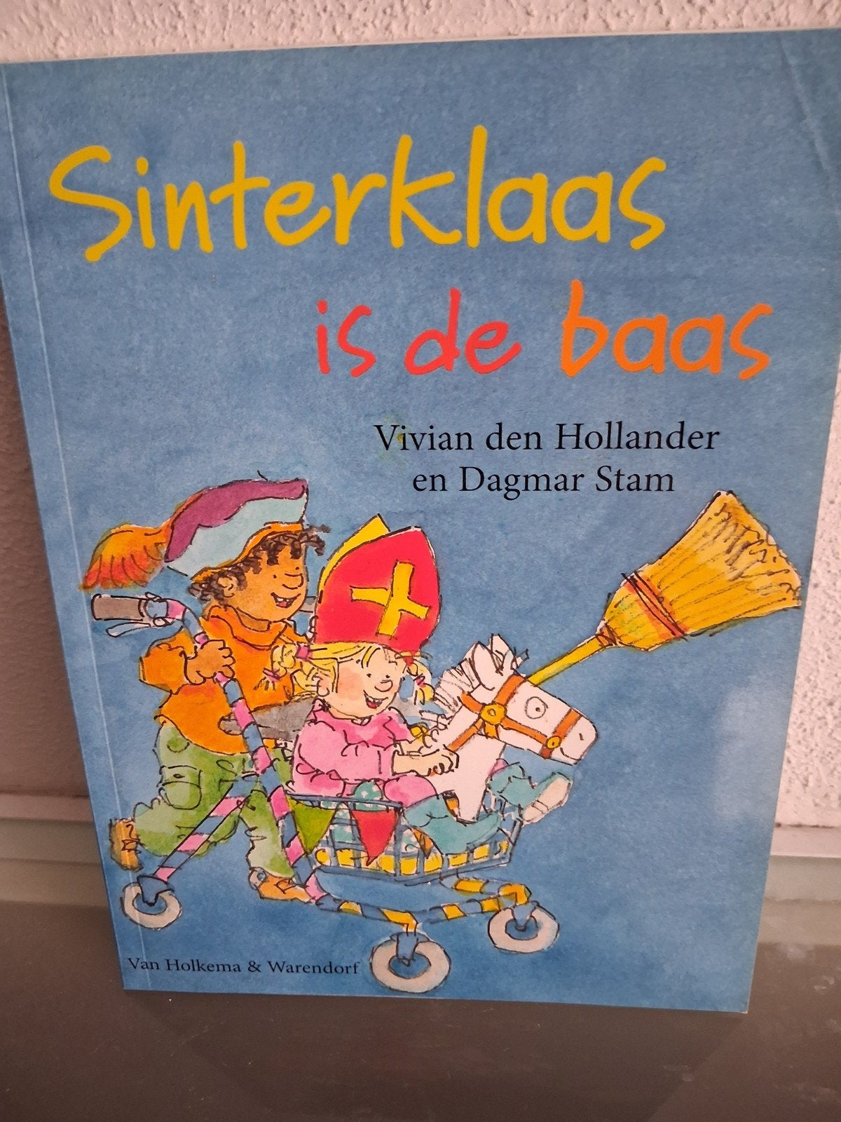 Sinterklaas is de baas - Vivian den Hollander, Ophalen of Verzenden, Zo goed als nieuw, Vivian den Hollander en Dagmar Stam, Sprookjes