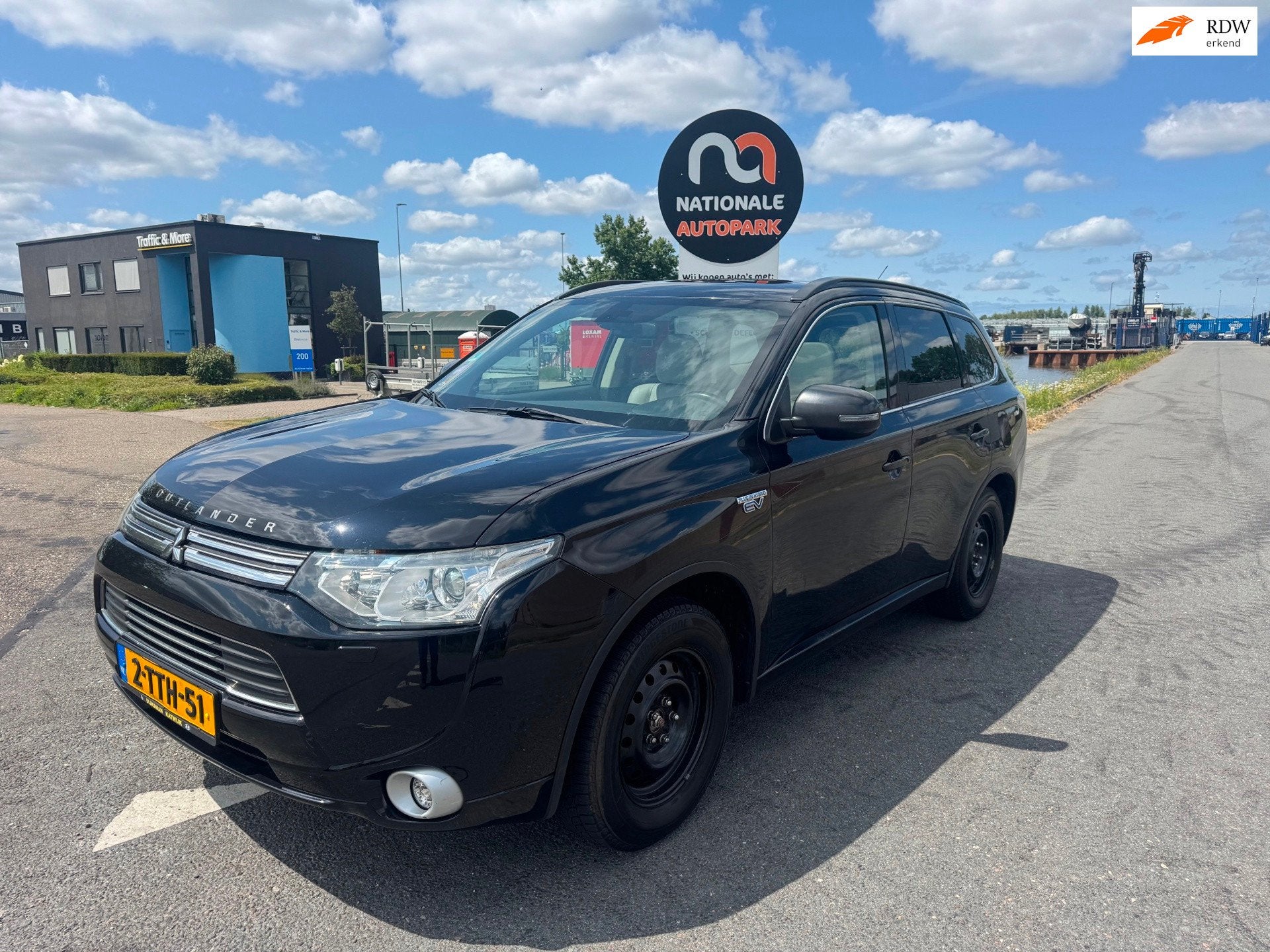 Mitsubishi Outlander | 2014 | 2.0 PHEV Instyle+ | Automaaat, 1821 kg, 4 cilinders, Zwart, Bedrijf
