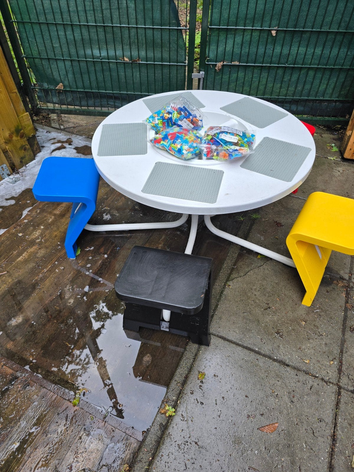 Lego speeltafel met stoeltjes en zakken vol Lego, Gebruikt, Lego, Ophalen of Verzenden, Inclusief minifiguren