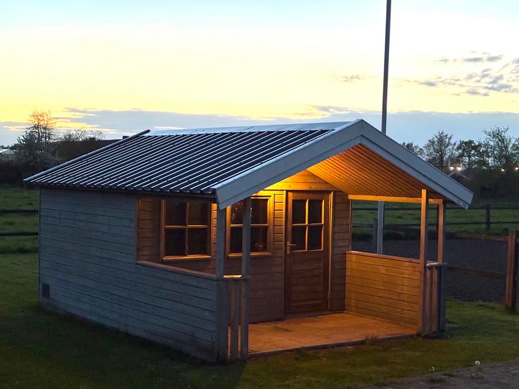Groot tuinhuis/blokhut met veranda / nieuw demontabel dak, Tuin en Terras, Ophalen, 250 tot 500 cm, Blokhut, 2 ramen