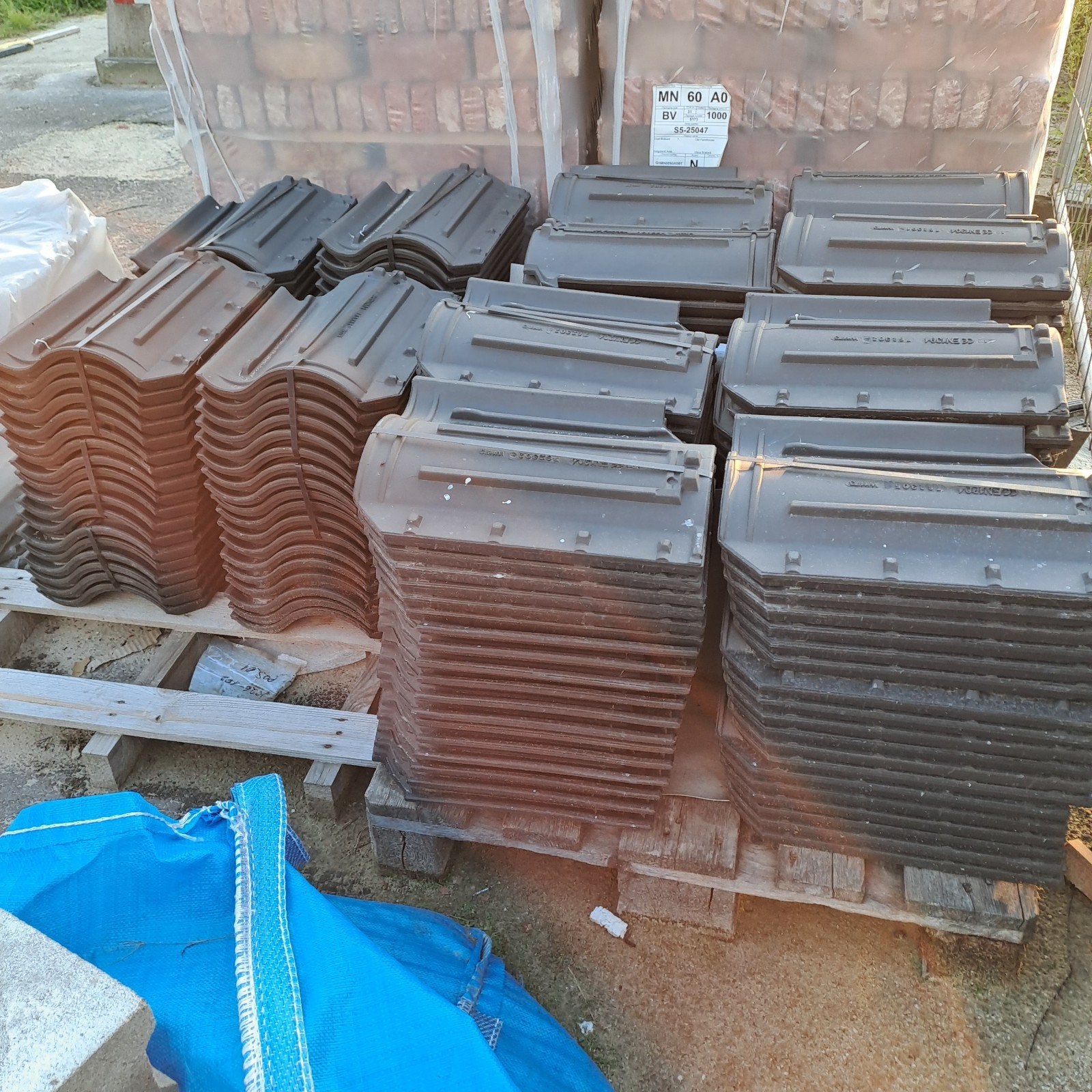 OVH Blauw Gesmoorde Dakpannen - Nieuw (ruim 200 stuks), Ophalen