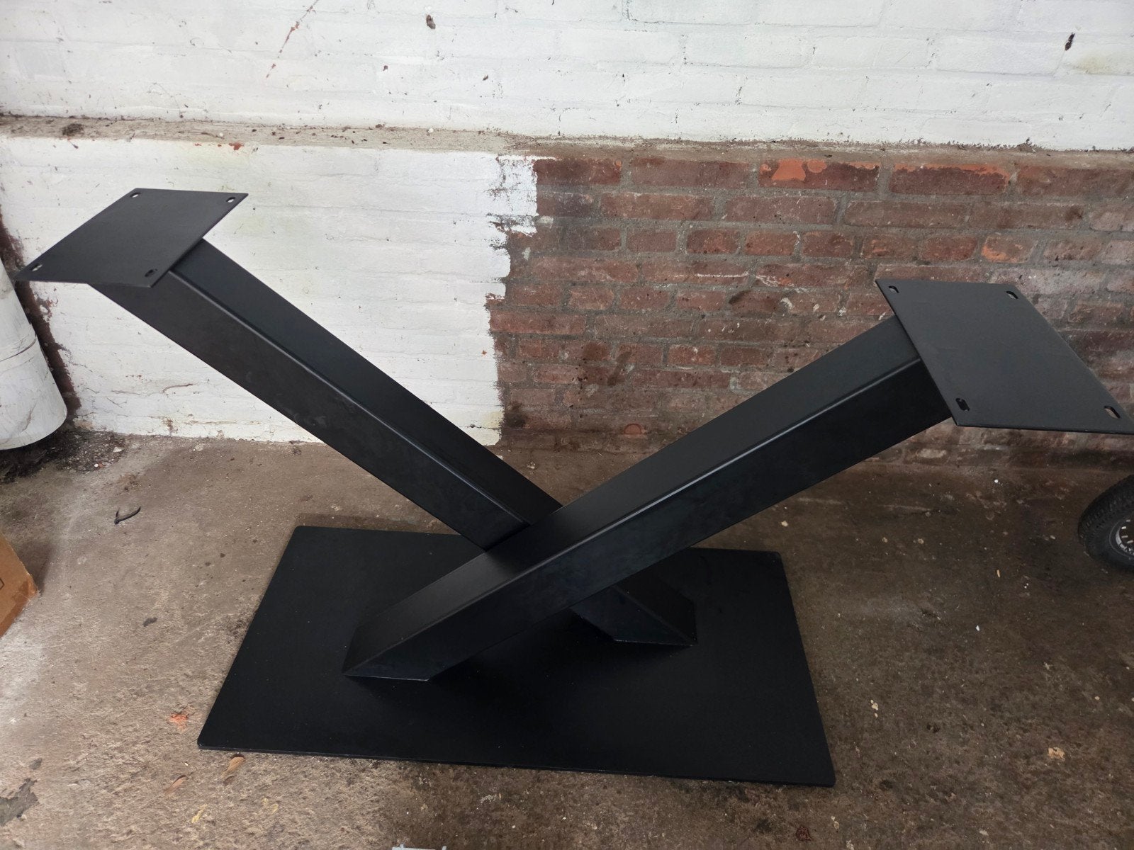 Zwart metalen tafelpoot (V) onderstel, Ophalen, Tafelpoot, 100 tot 150 cm, Modern, Industrieel