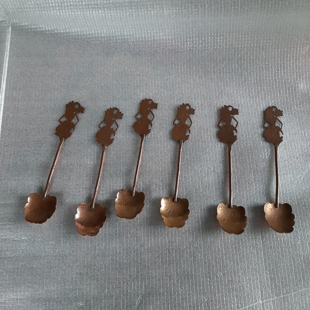 6 rood koperen Wajang pop lepeltjes uit Indonesië, Antiek en Kunst, Curiosa en Brocante, Ophalen of Verzenden