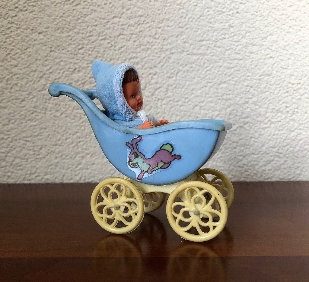 Vintage Kleine Wandelwagen met Baby Popje 8,5 cm 1960s, Ophalen of Verzenden, Gebruikt, Pop